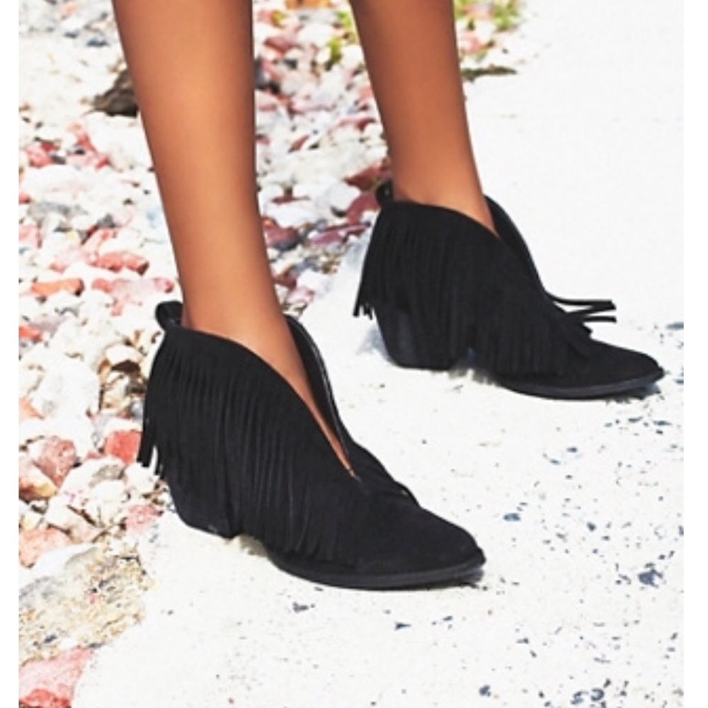 Coconut by Matisse fringe booties! 🖤